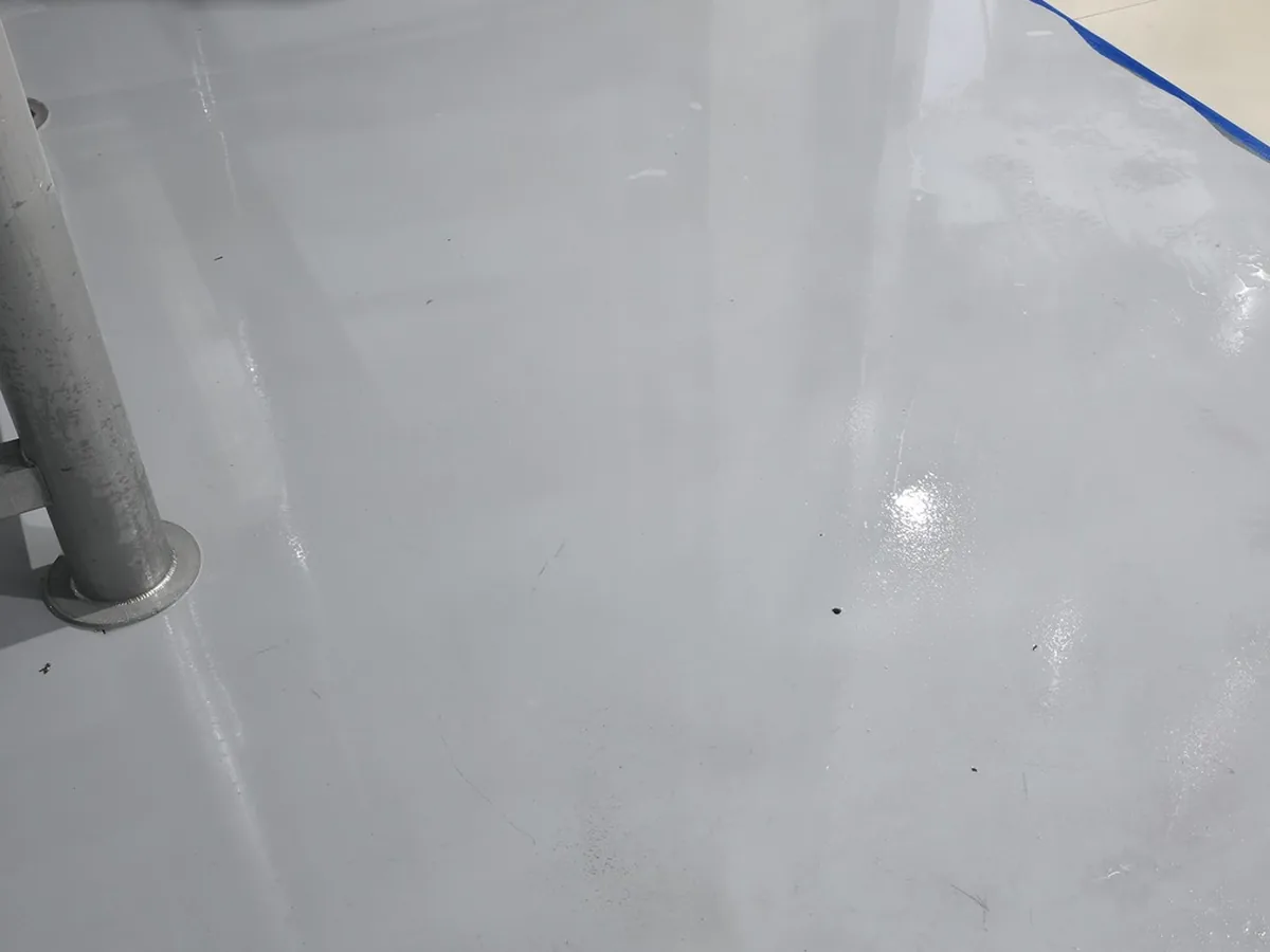 Sala técnica de um laticínio com o piso de uretano contínuo em volta da tubulação
